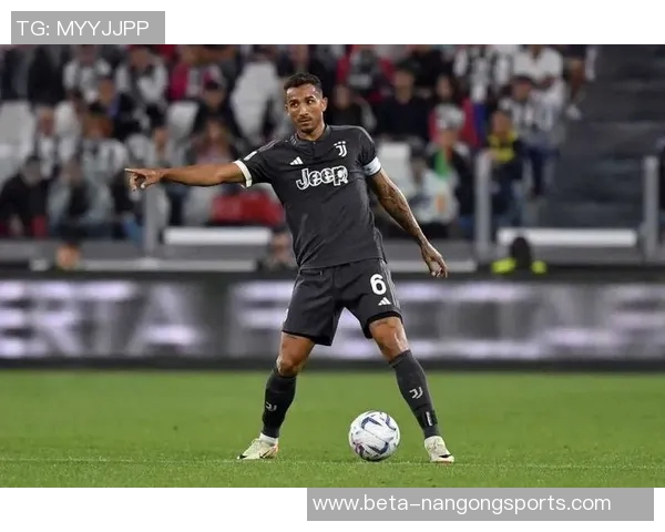 达尼洛:从青涩小将到世界级球星的成长之路与奋斗历程 达尼洛:从青涩小将到世界级球星的成长之路与奋斗历程